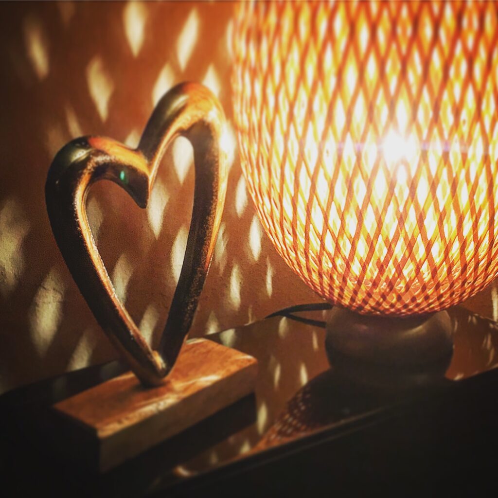 Lampe & Herz in warmen Licht